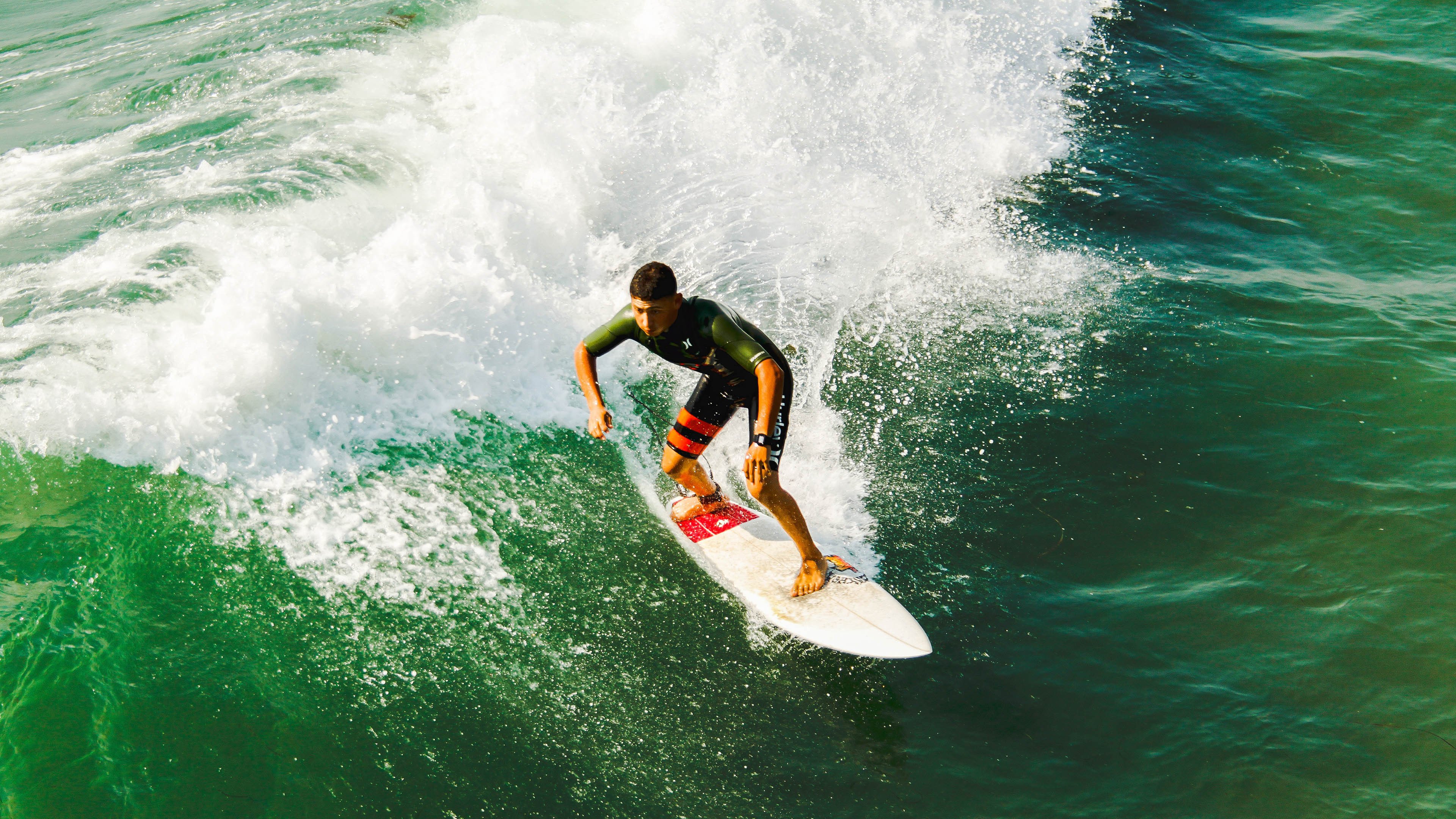 球员在国际赛场上凭借速度与技术突破成焦点，球员们在赛场上
